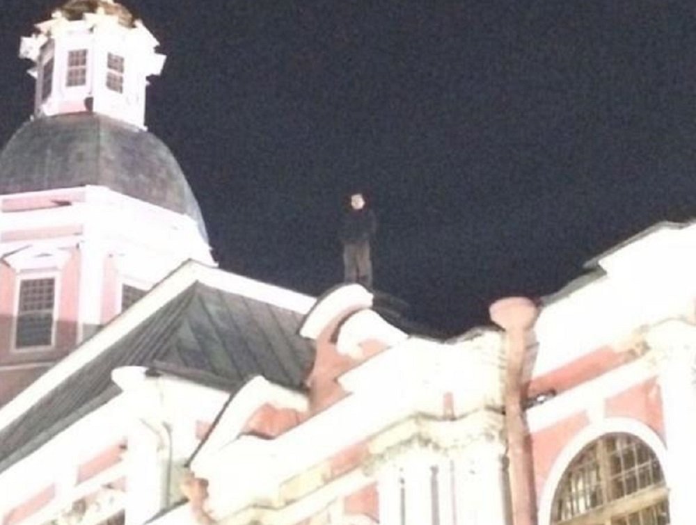 10 часов просидел уроженец Волгодонска на крыше Александро-Невской лавры в Санкт-Петербурге
