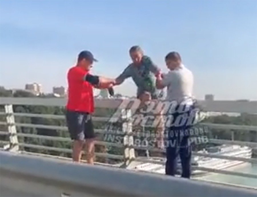 Женщину, пытавшуюся спрыгнуть с Ворошиловского моста, спасли в Ростове