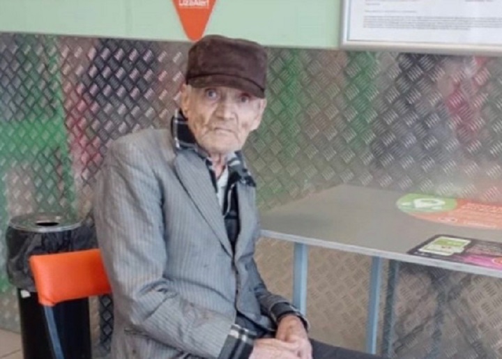 Пенсионер в порванной темно-зеленой куртке пропал в Мясниковском районе