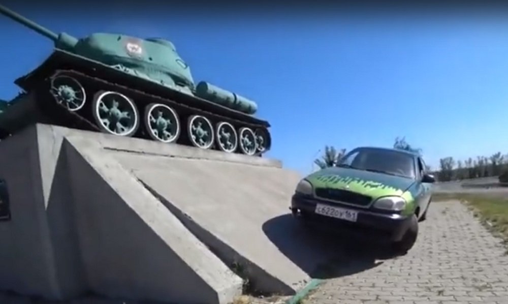 В Батайске блогеров обвинили в осквернении памятника танку «Т-34»