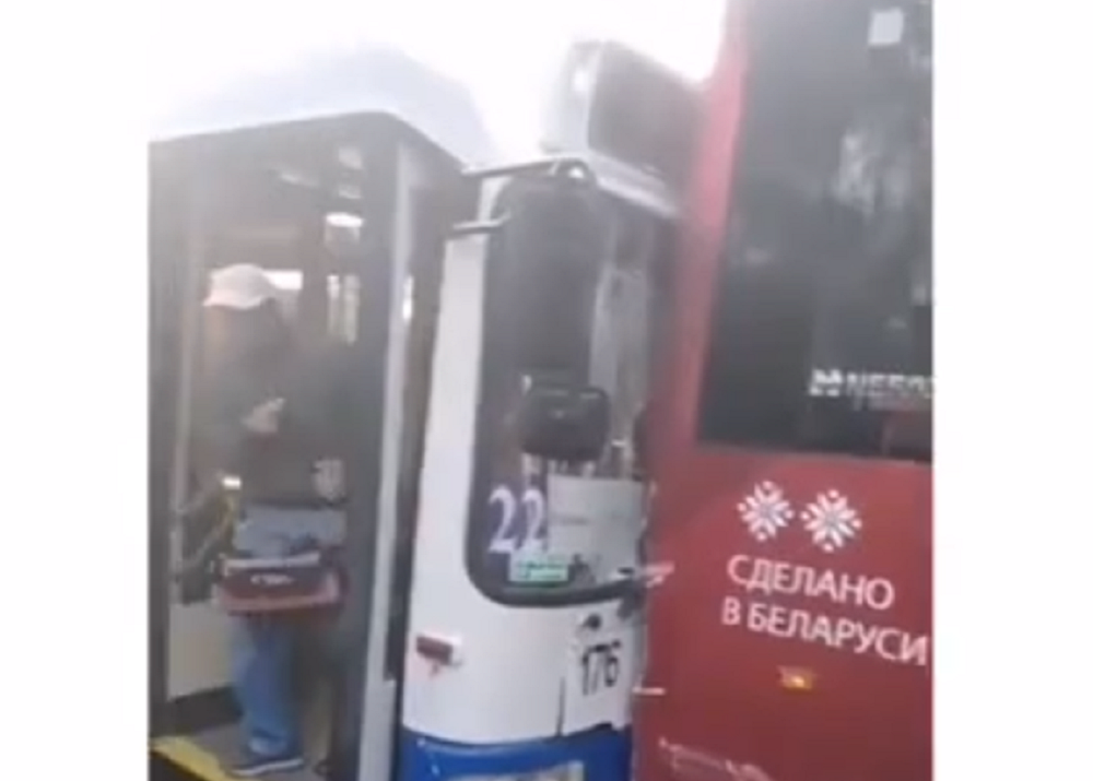 «Чудом не погибли»: в Ростове водитель автобуса уснул за рулем
