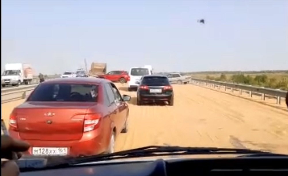 На трассе в Ростовской области перевернулся грузовик с зерном