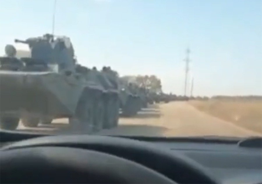 Огромная колонна военной техники на трассе напугало ростовчан в пригороде
