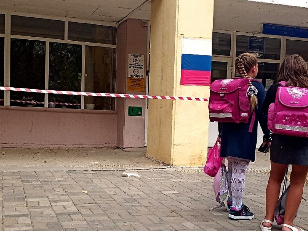 В Ростове оцепили школу №101 из-за обрушившихся ветром фрагментов штукатурки с фасада