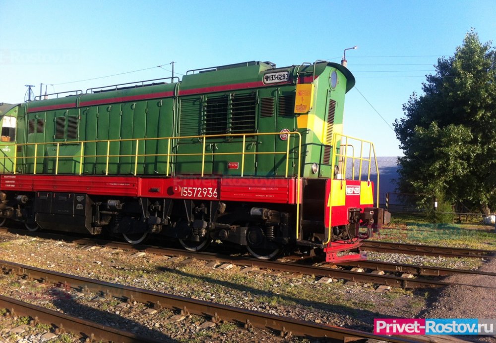 Локомотив с нефтяными цистернами и грузовыми вагонами был замечен на границе Украины с Россией