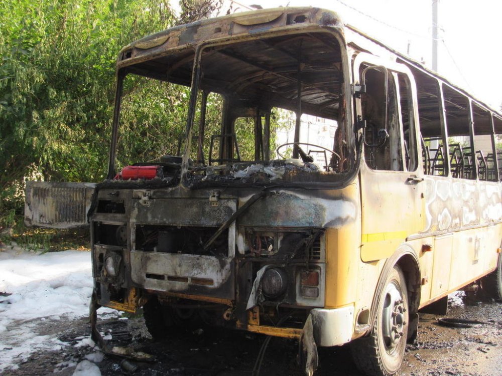 Дотла выгорел школьный автобус в Ростовской области