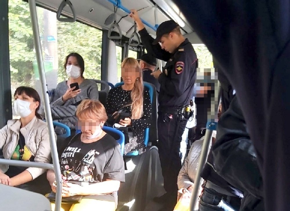 Ростовчане в автобусе заметили и осудили полицейского без маски