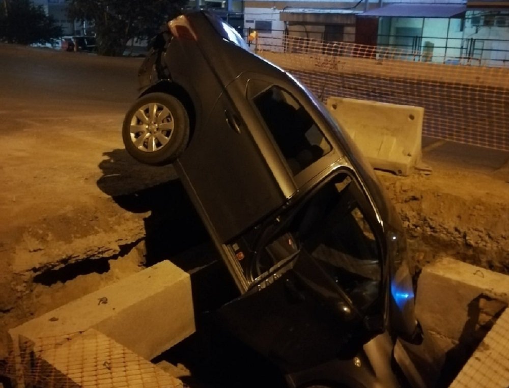 Автомобиль «нырнул» в коллектор на Комарова в Ростове