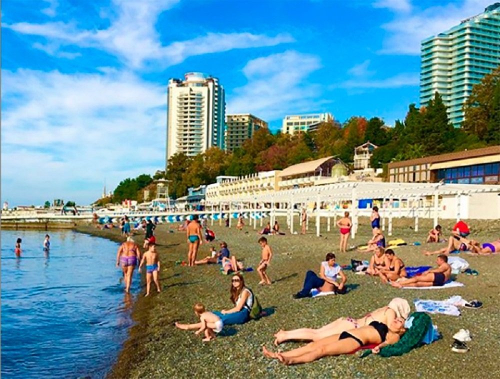 Пляжи в Сочи начали трещать по швам от сумасшедшего наплыва отдыхающих