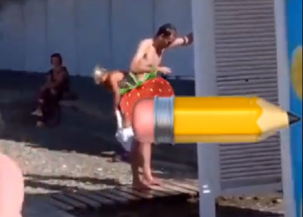 На битком набитом пляже в Сочи голый мужчина принимал душ