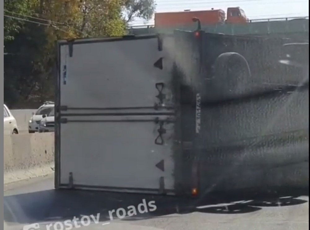 В Ростове на Нагибина перевернулся грузовик