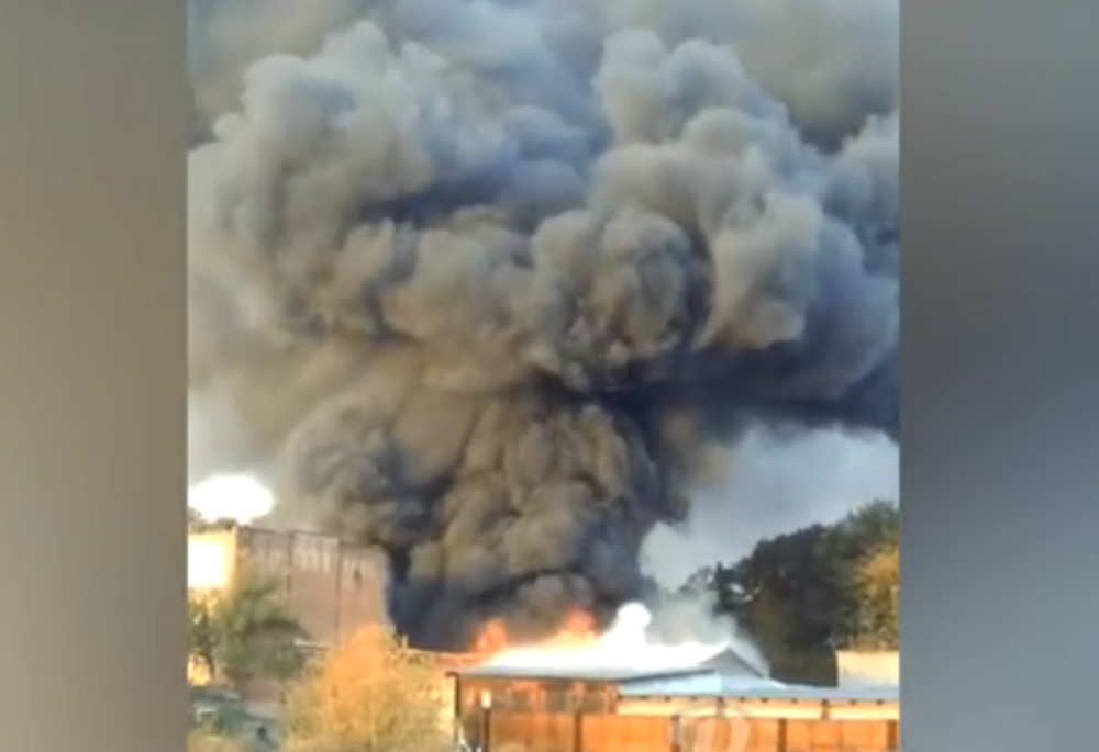 Мощный пожар вспыхнул в Батайске на Промышленной