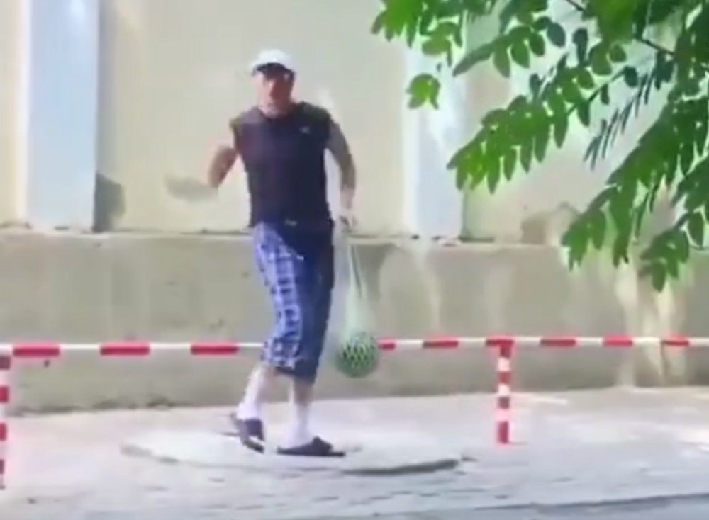 Дикие танцы в Ростове устроил мужчина с подозрительным арбузом