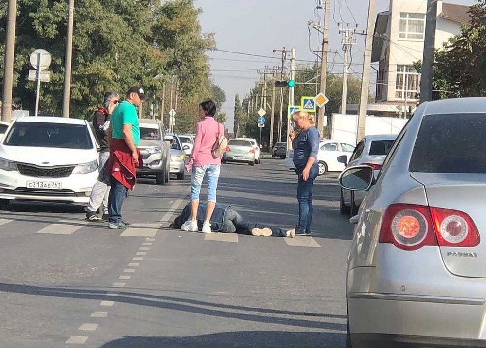 Женщина рухнула на пешеходный переход в самом центре Азова