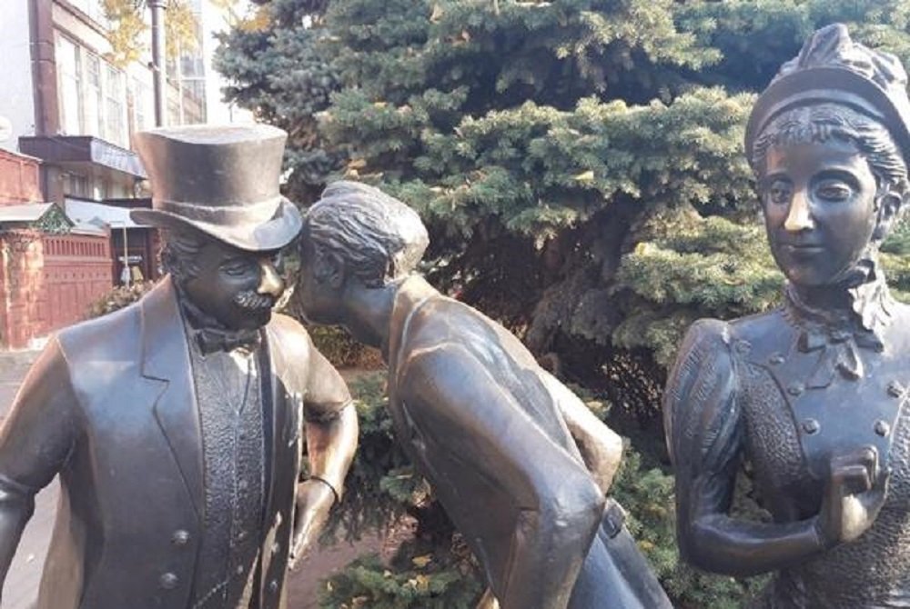 Поврежденную туристами скульптуру «Толстый и Тонкий» в Таганроге отреставрируют