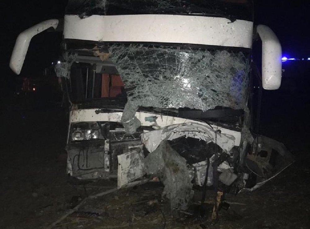 Люди погибли в ночной аварии с пассажирским автобусом под Ростовом