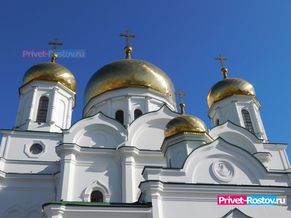В Ростовской области ветер уронил крест с купола храма