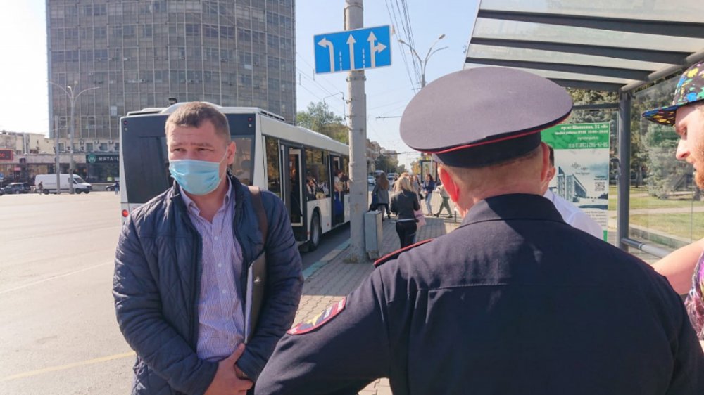 В Ростове из автобусов высадили людей без масок