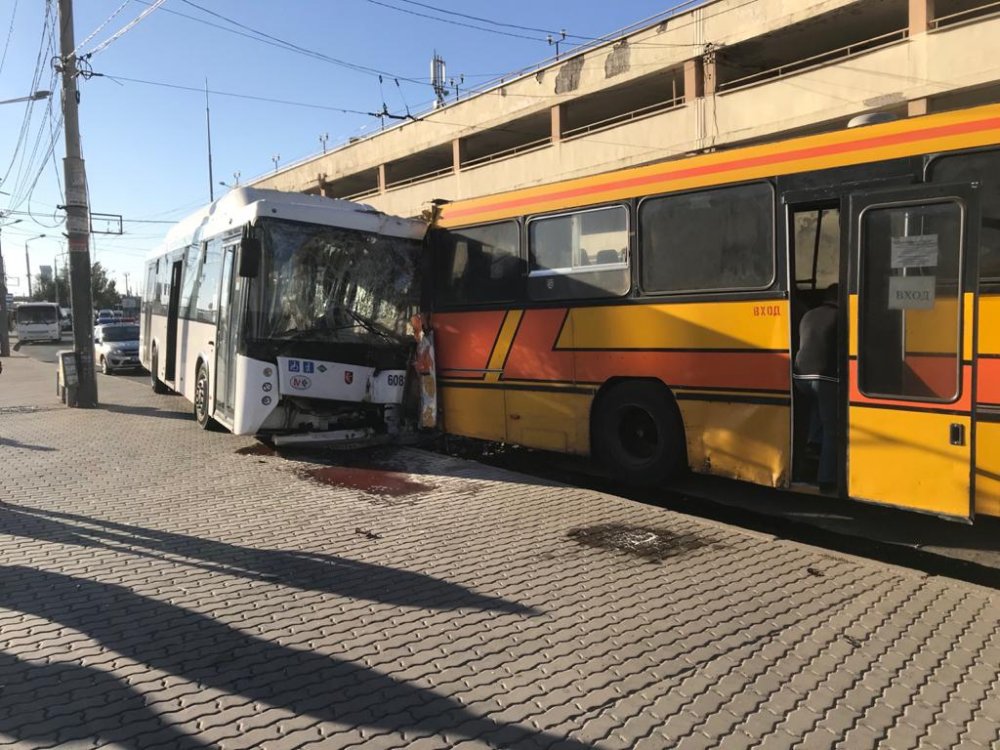 Массовое ДТП пассажирских автобусов произошло в Ростове на Привокзальной площади