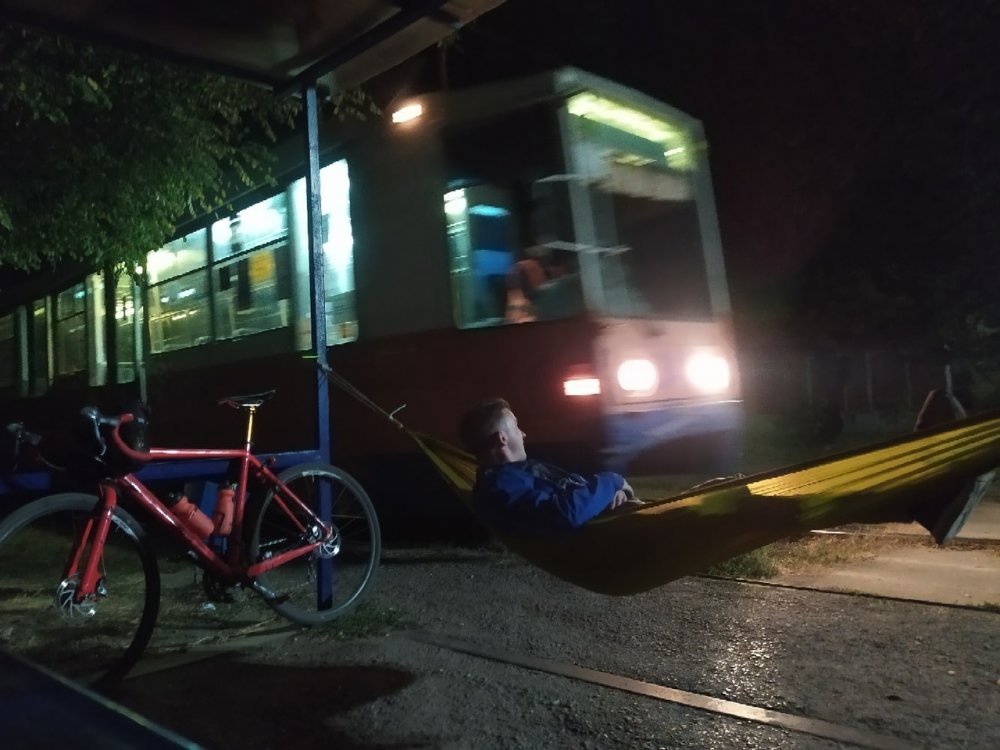 Житель Таганрога ожидая трамвай, обустроил с комфортом остановку