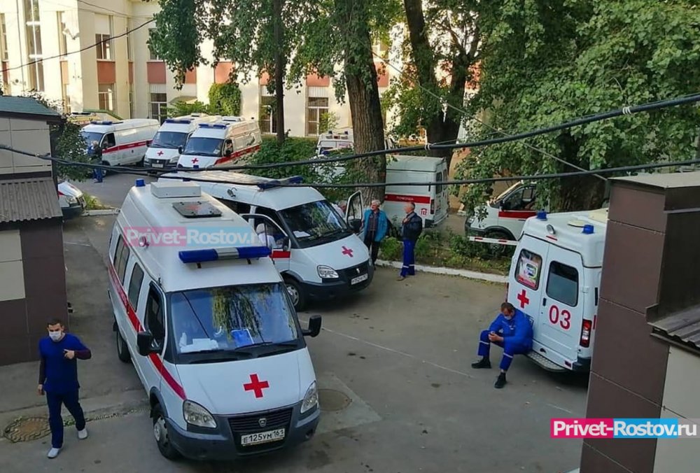 Очередь из 30 машин Скорой помощи у горбольницы №4 взволновала ростовчан