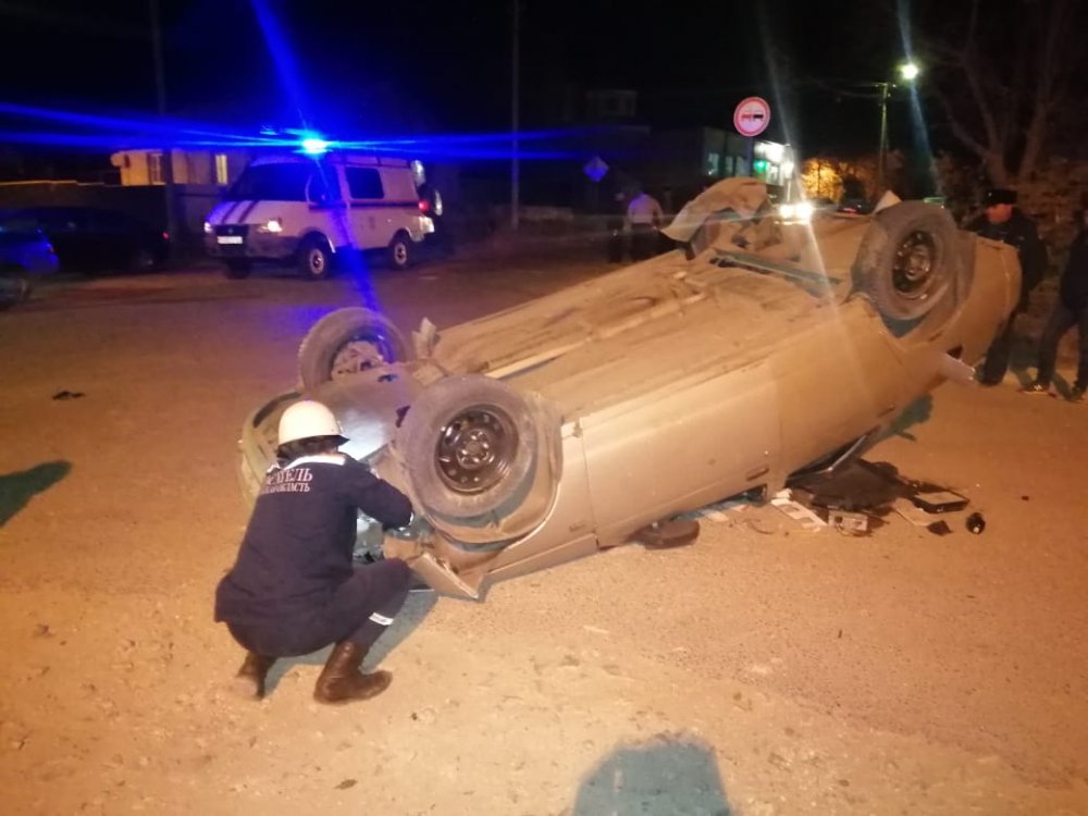 Под Ростовом мужчина застрял в перевернувшемся автомобиле