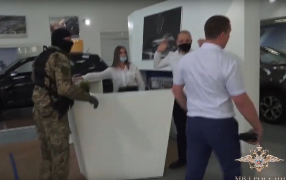 Вооружённый спецназ нагрянул с обыском в ростовский автосалон