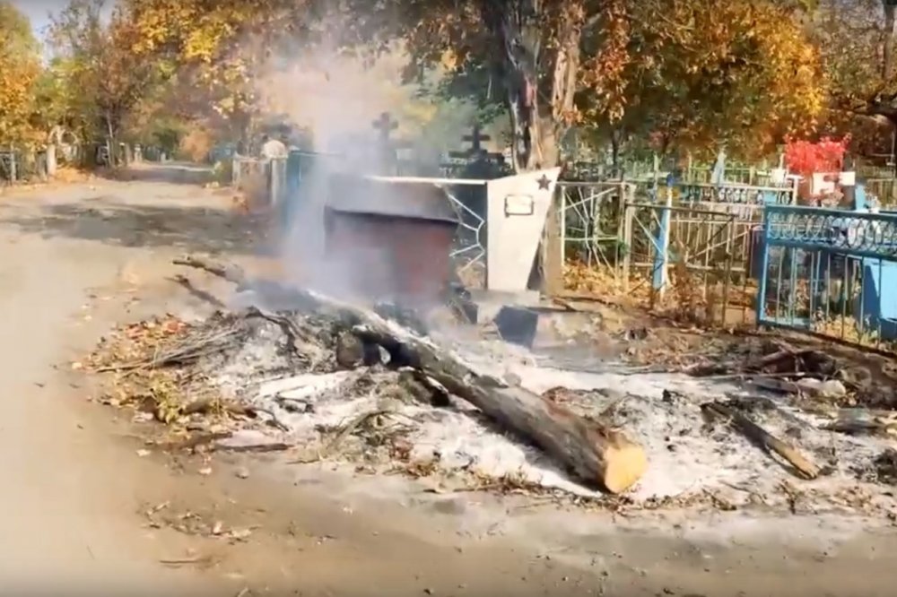 В Шахтах сожгли мусор на могиле героя Великой Отечественной войны