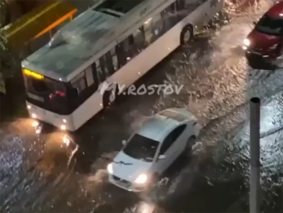 Мощным ливнем затопило центр Ростова