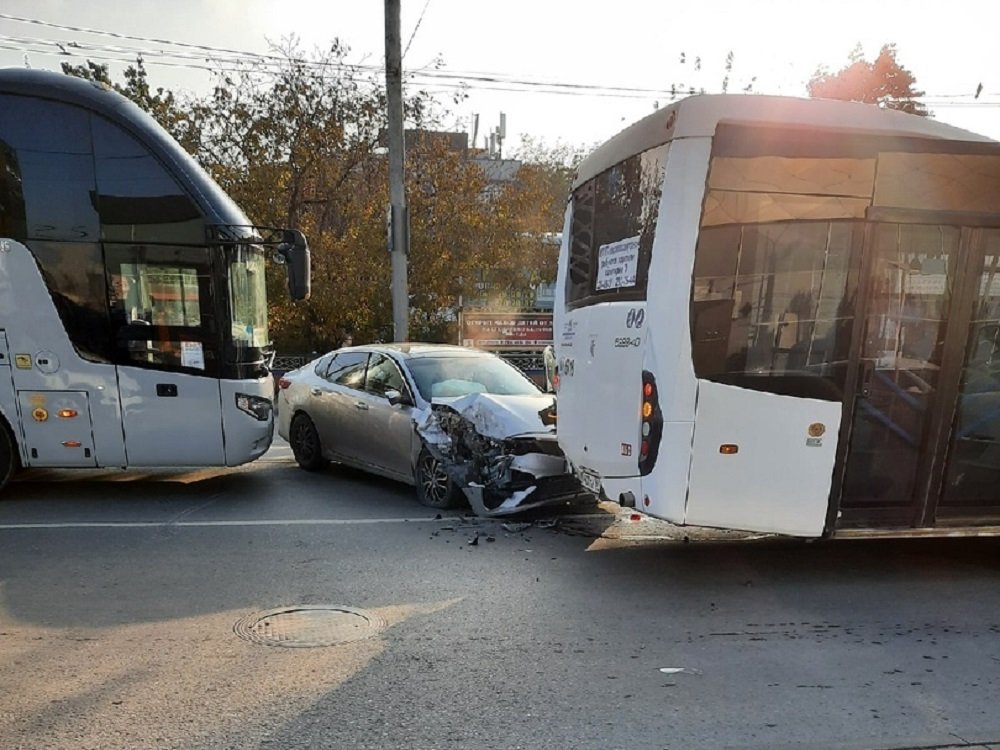 Автобус с пассажирами попал в ДТП на Вавилова в Ростове