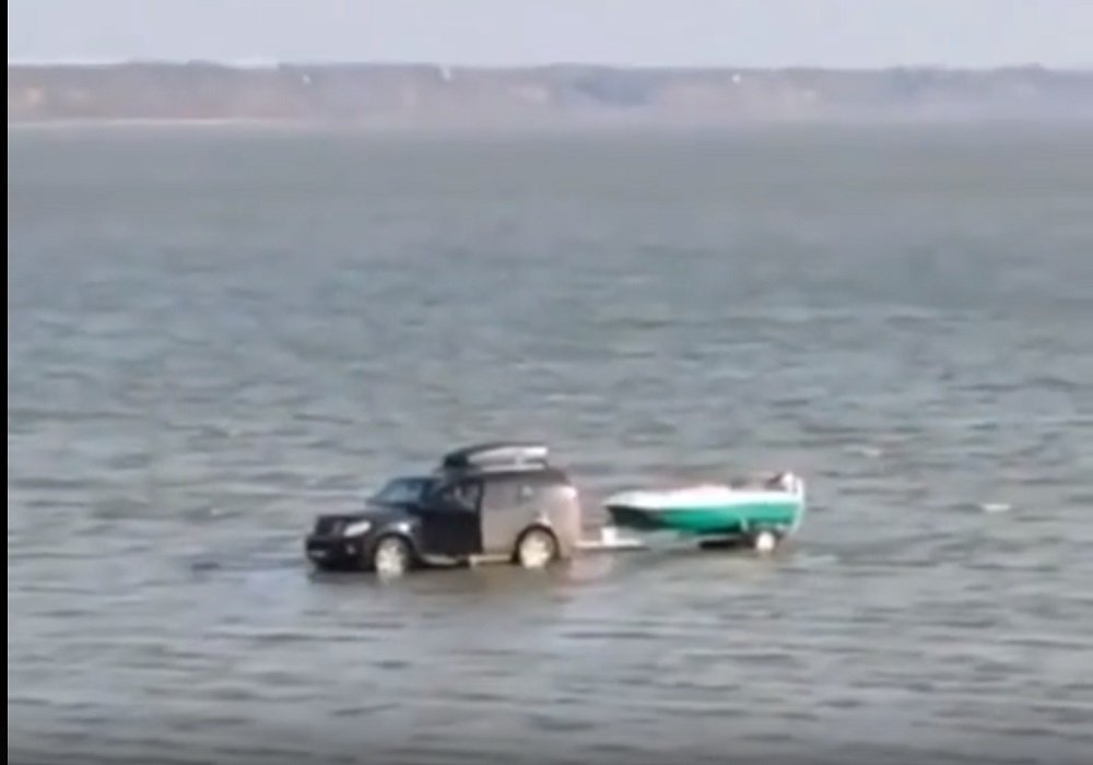 На мелководье в Таганрогском заливе замечена легковушка с прицепом