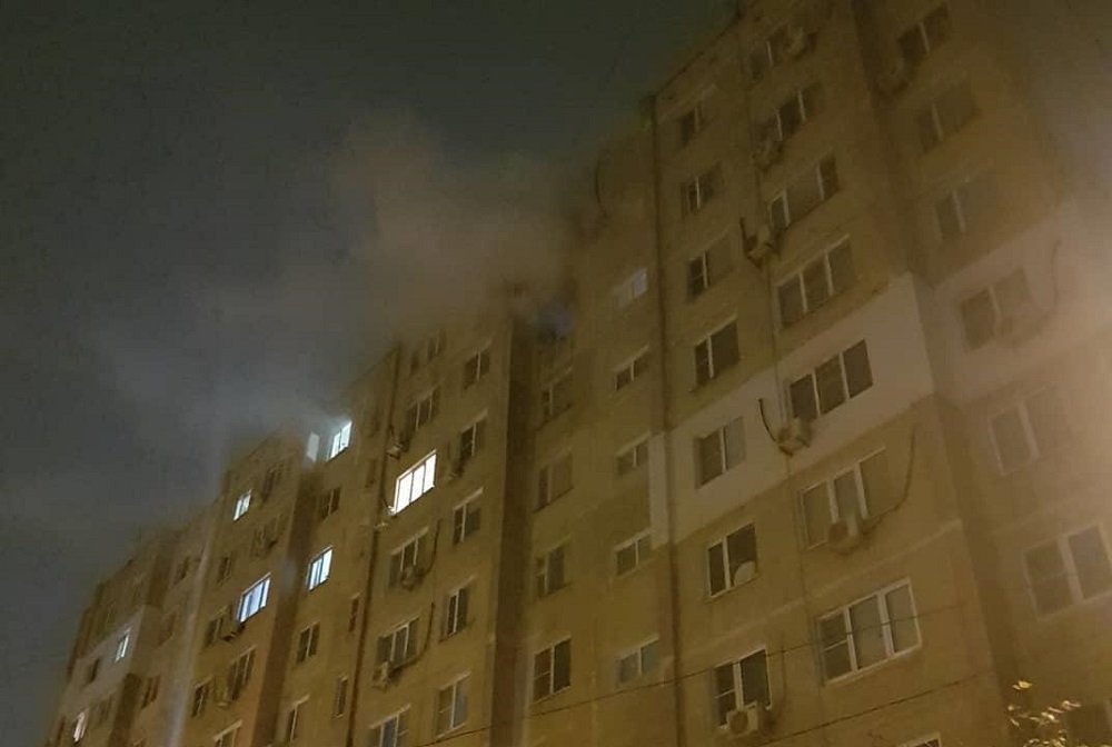 Многоэтажка загорелась ночью в Ростове на Космонавтов