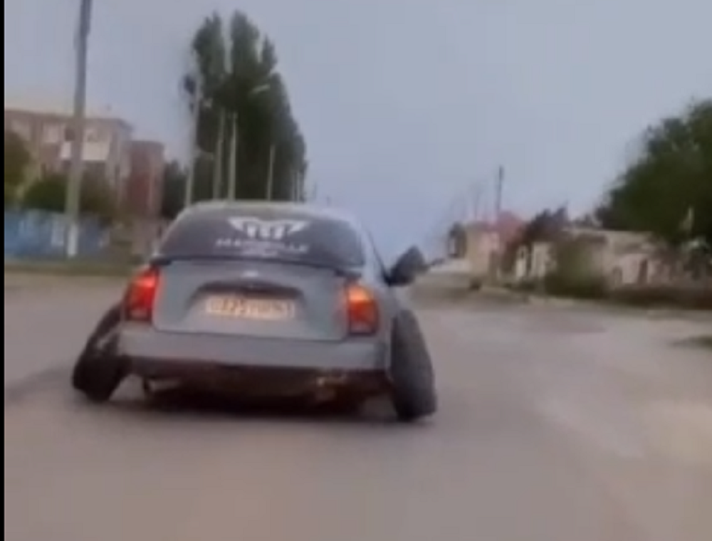 Шевроле с разъехавшимися колесами колесило по Ростову