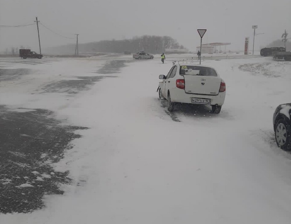 Снегопад обрушился на Ростовскую область и заметает трассы