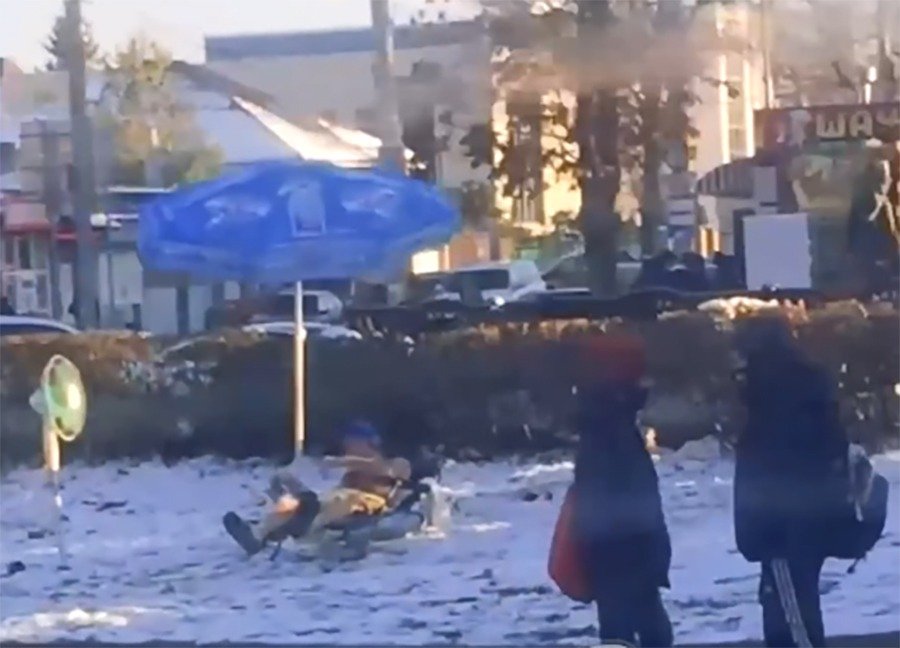 Полуголый мужчина загорал в Ростове не шезлонге во время мороза