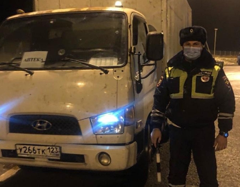 На трассе в Ростовской области инспекторы ГИБДД спасли кубанца с диабетом