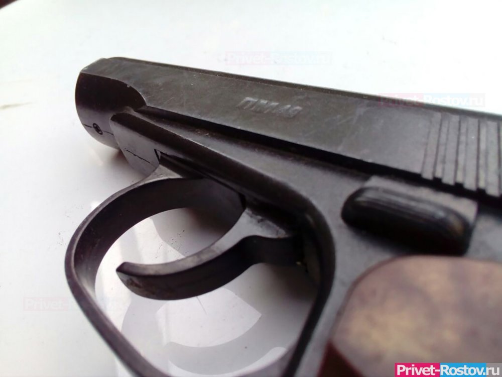 В центре Азова мужчина открыл стрельбу из пистолета по людям