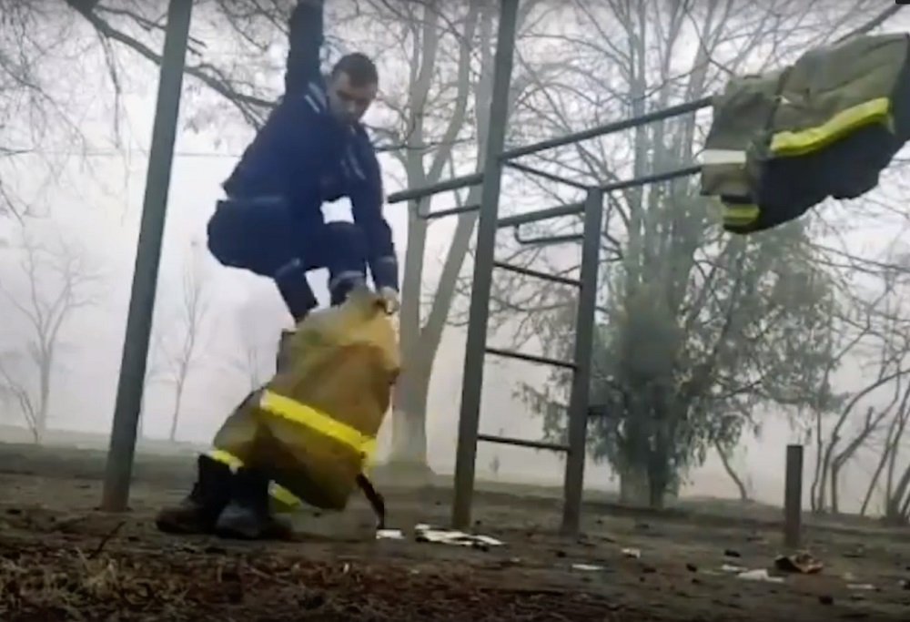 Пожарный из Белой Калитвы покоряет интернет трюками с рабочим инвентарем