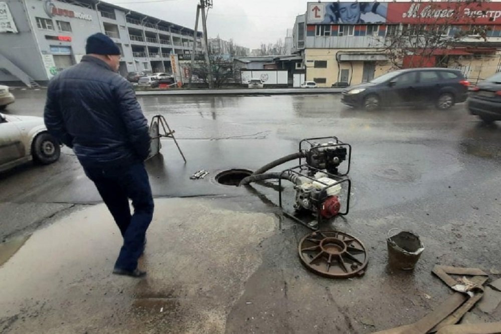 «Район без воды»: на Северном в Ростове второй раз за сутки прорвало одну и ту же трубу