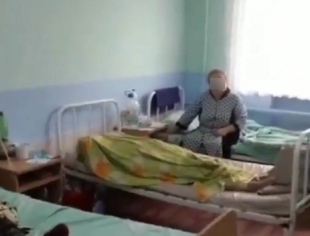 «Власти это отрицали»: В Ростовской области за труп женщины в общей палате главврача накажут