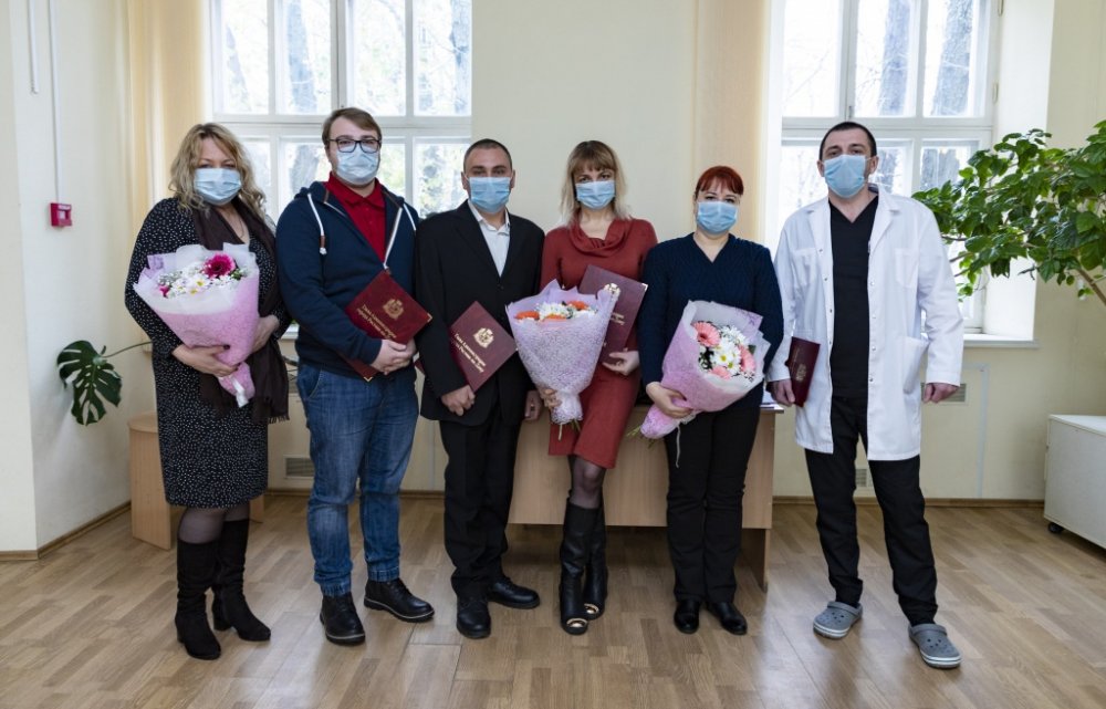 Предотвративших массовую смерть пациентов в ковидном госпитале врачей наградили в Ростове