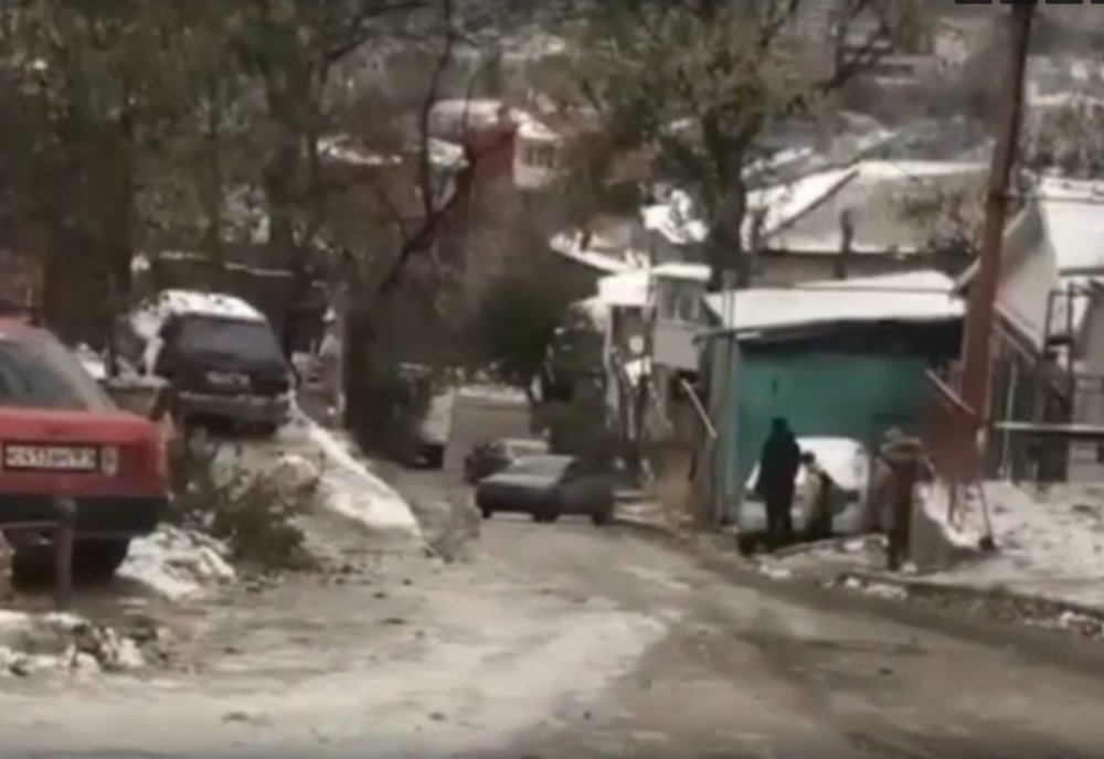 Ростовчане начали активно разбивать машины на ледяном катке в переулке Безымянном