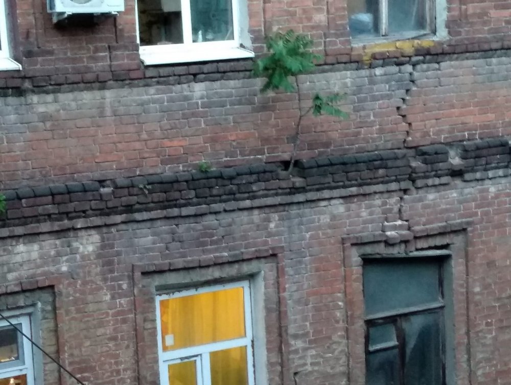 Две бабушки в Ростове рухнули в подвал многоэтажки из своей квартиры