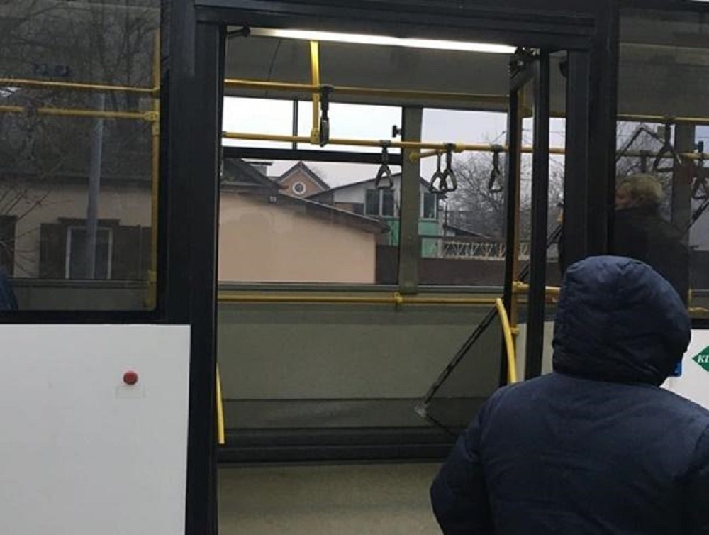 Рухнувшее стекло едва не поубивало людей в Ростове в автобусе №7