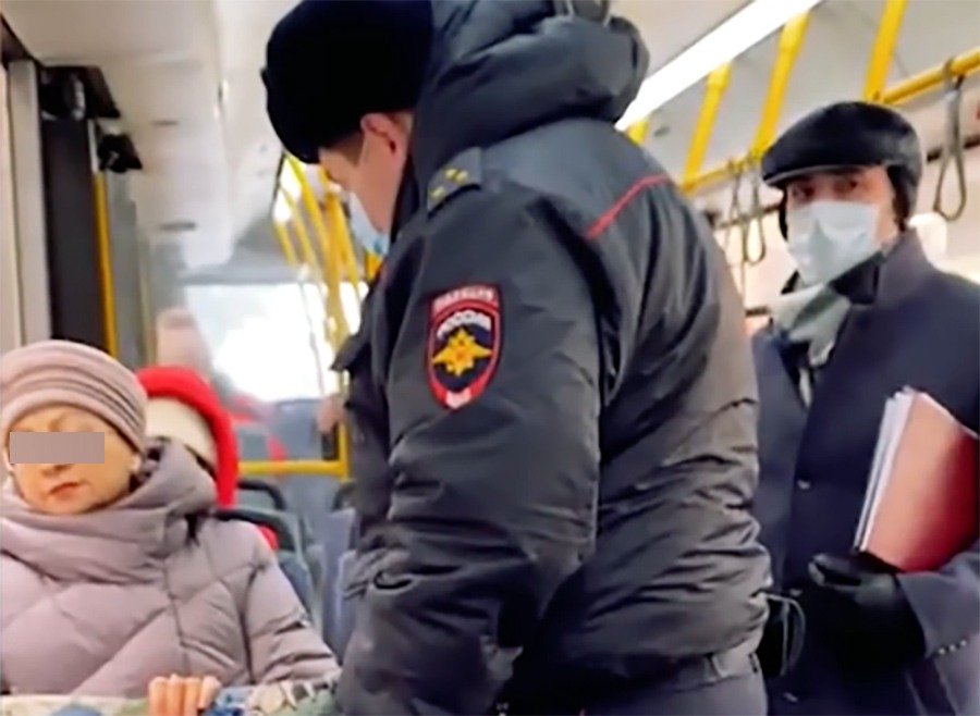 «Камеру уберите!»: задержание полицией пенсионерки без маски в Ростове сняли на видео