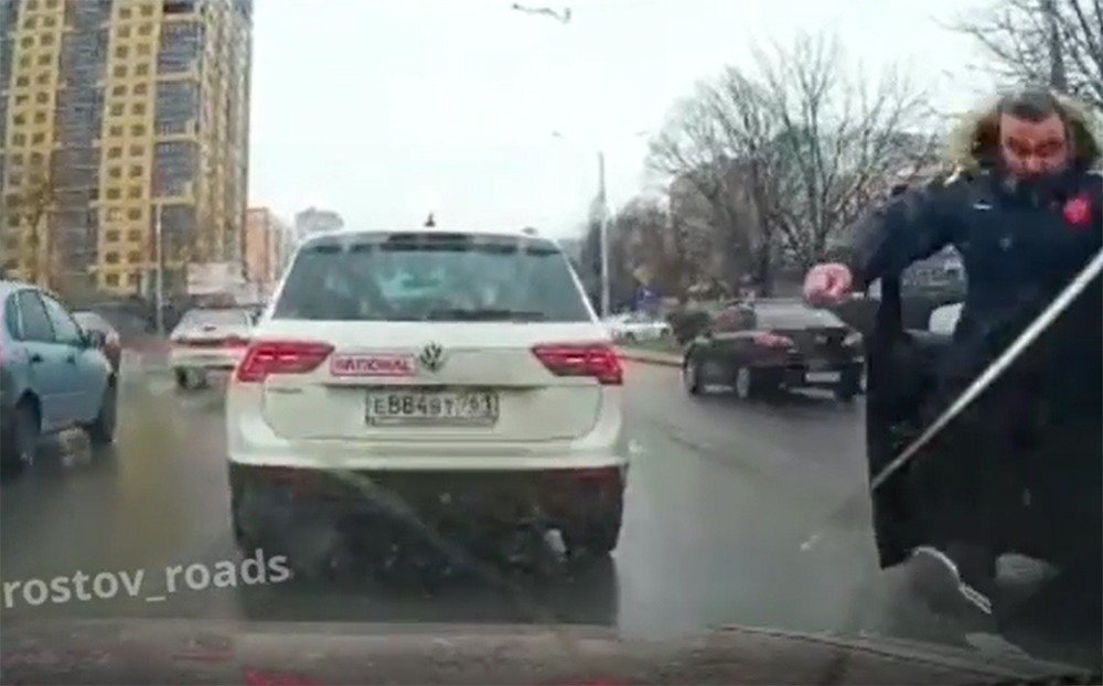 Нападение на водителя в Ростове на Добровольского снял видеорегистратор