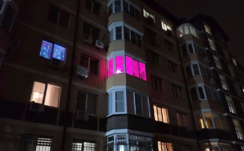 Подозрительное свечение в окне многоэтажки взбудоражило ростовчан