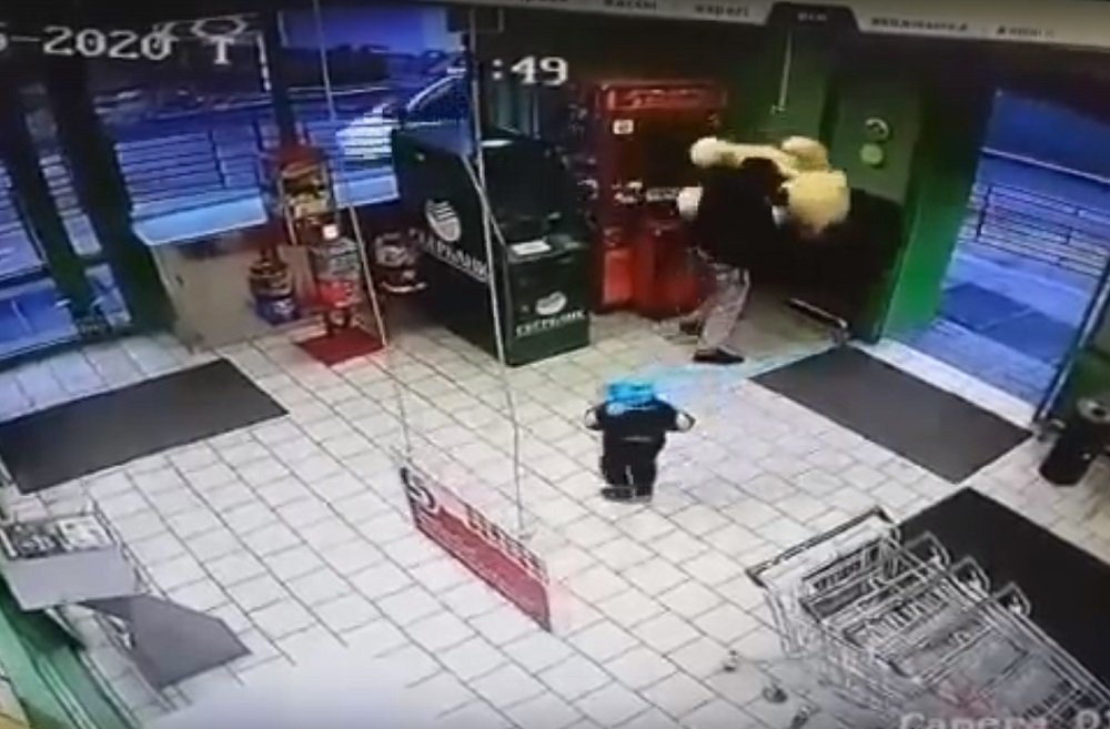 С малышом на руках ростовчанин ограбил магазин