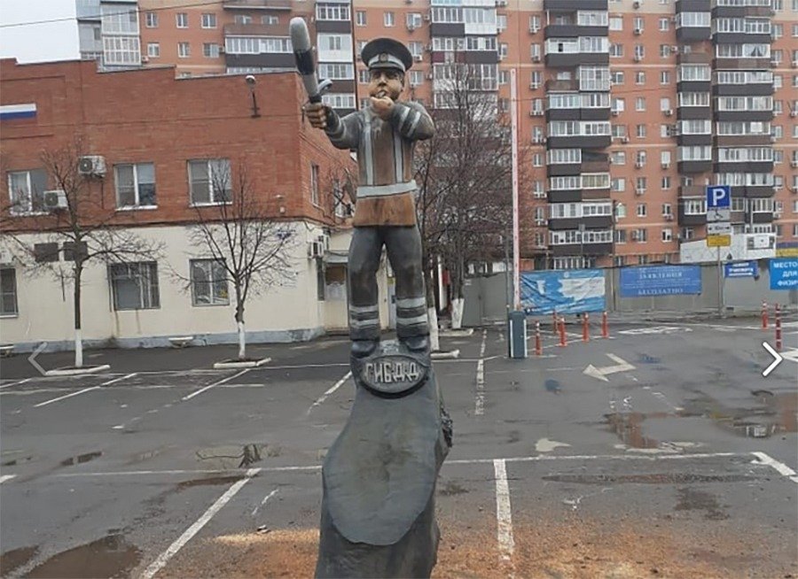 В Азове установили памятник гаишнику, пользователи сети высмеяли его