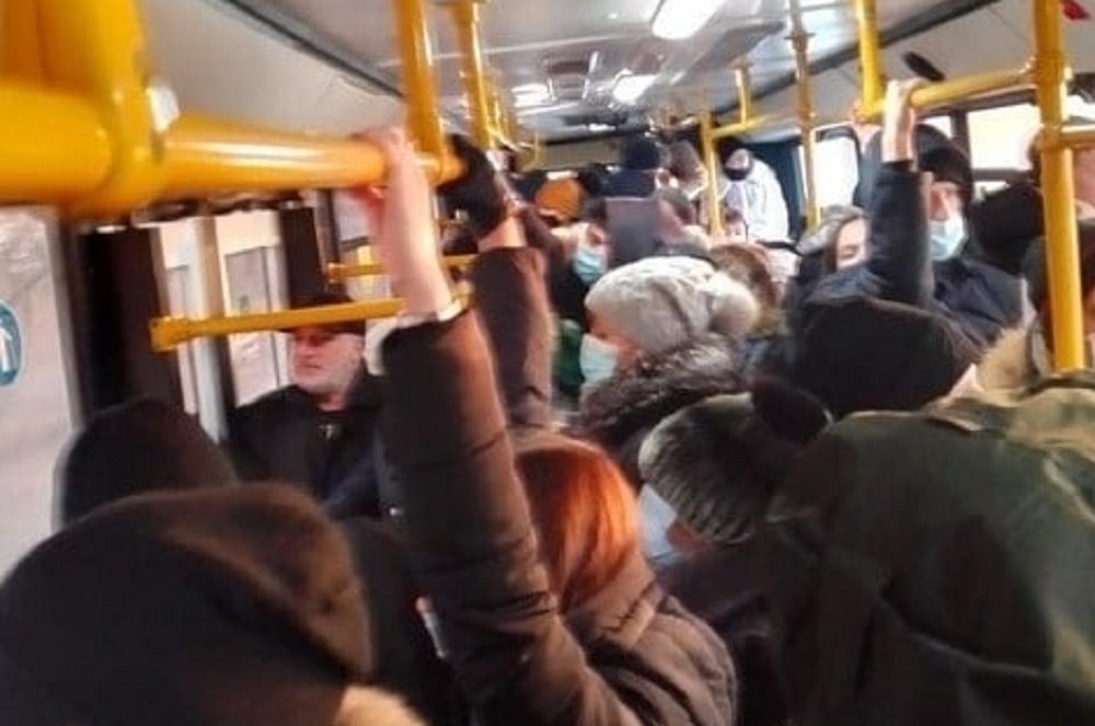 «Зато корпоративы запрещены»: ростовчане продолжают жаловаться на столпотворения в автобусах